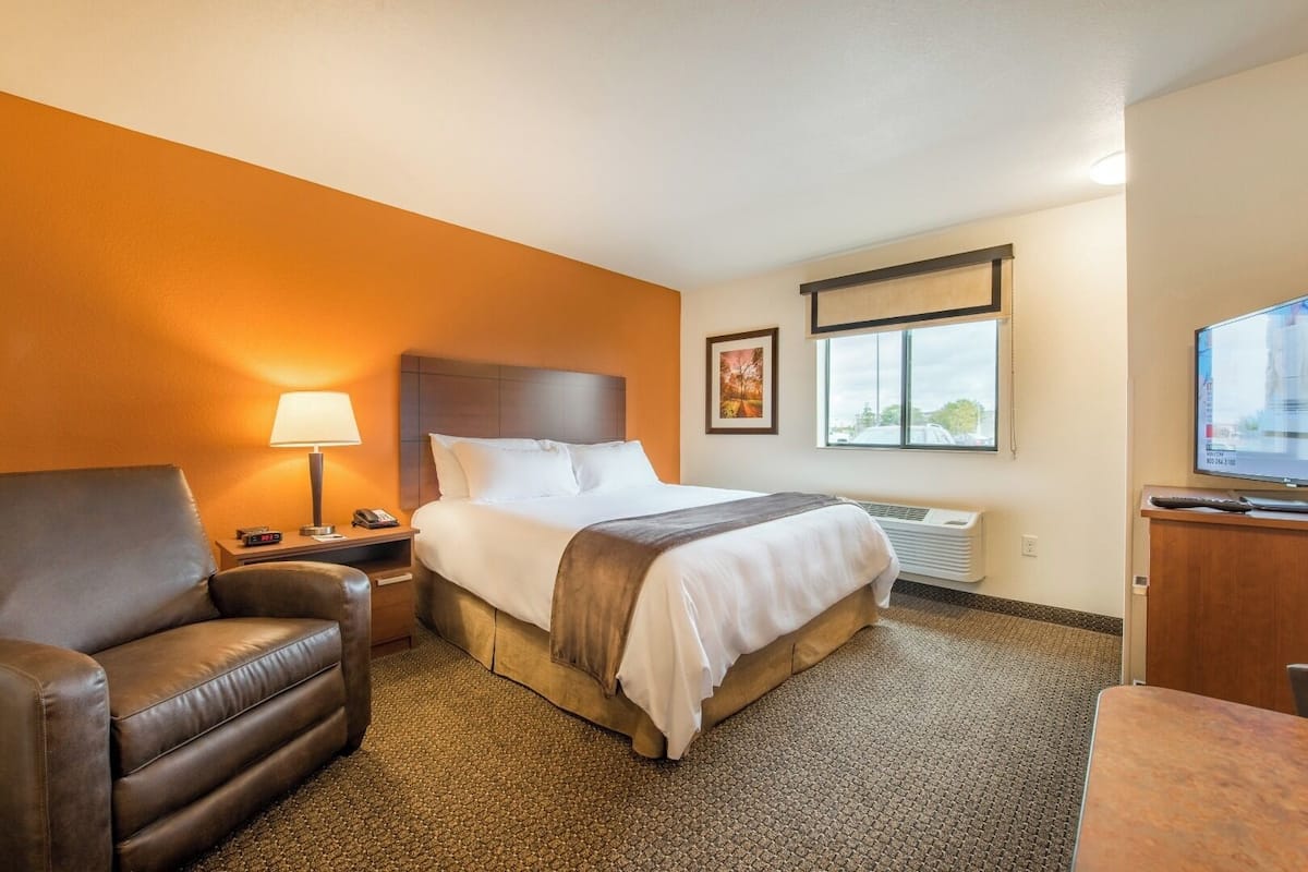 Premium bedding, pillowtop beds, desk, laptop workspace