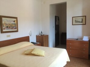 Minibar, caja de seguridad en la habitación y escritorio