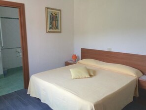 Minibar, caja de seguridad en la habitación y escritorio 