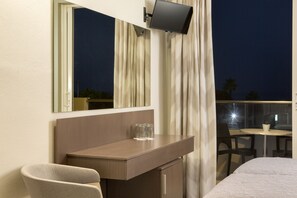 Deluxe Family Room | Caja fuerte, tabla de planchar con plancha, wifi gratis y ropa de cama