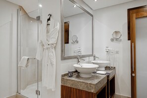 Badekar, dype avslapningsbadekar og toalettartikler (inkludert)