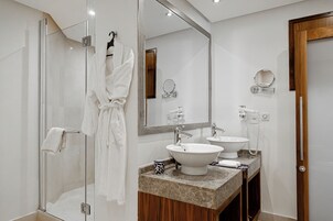 Bathtub, deep soaking tub, free toiletries, hair dryer