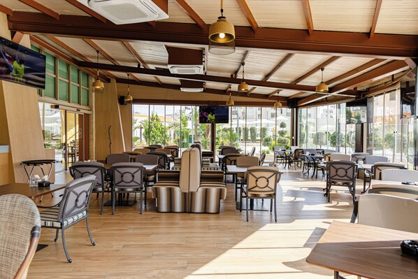 Desayuno buffet diario (USD 20.00 por persona)