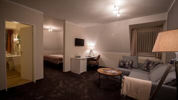 1 habitación, escritorio y espacio para trabajar con laptop