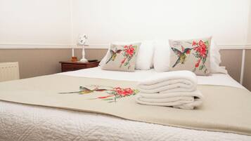 Superior Double Room | Bathroom | Shower, free toiletries, hair dryer, towels