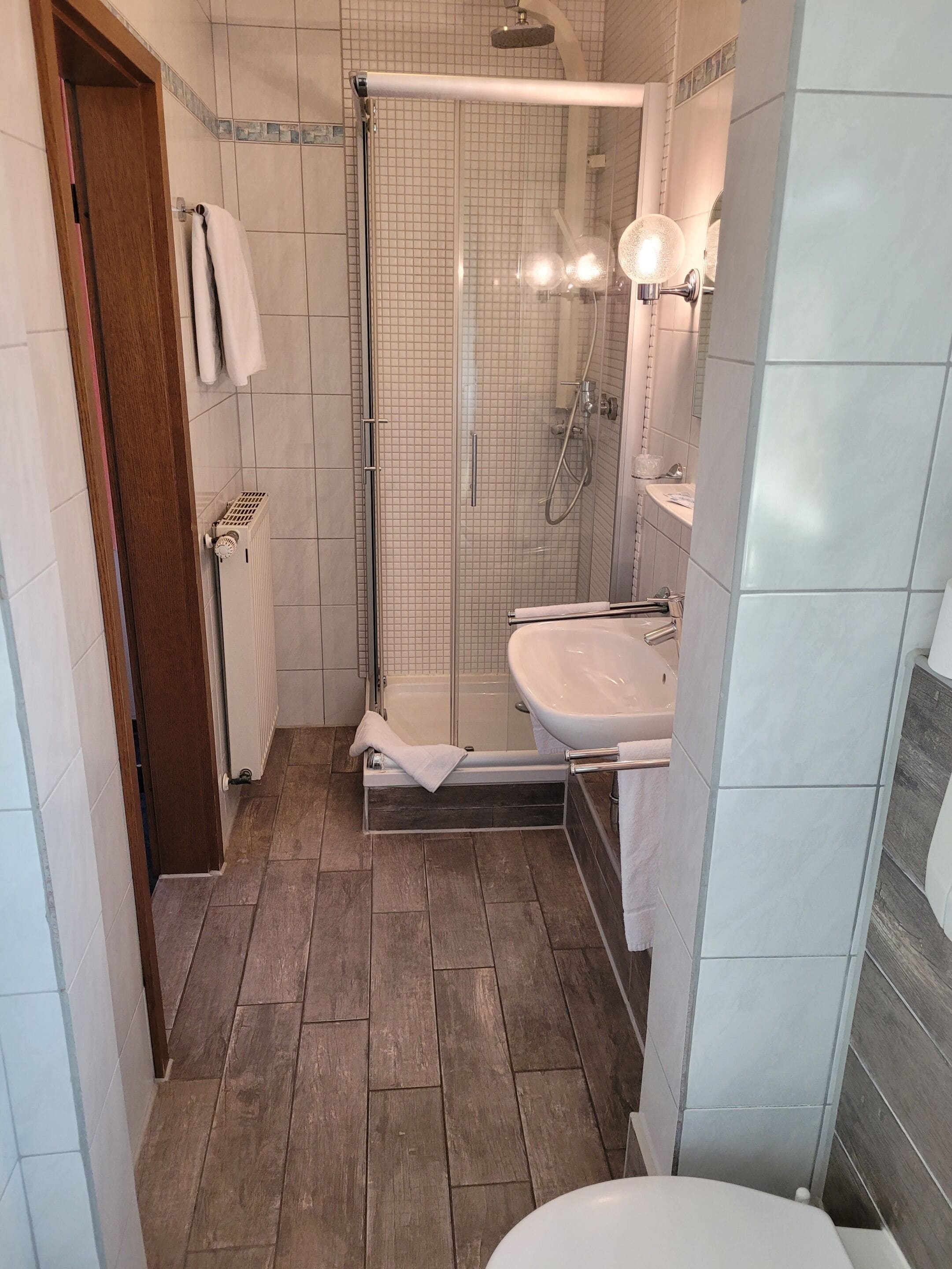 standard double room | bathroom | shower, free toiletries, hair dryer, towels