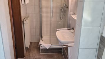 Quarto casal standard | Banheiro | Chuveiro, produtos de toalete grátis, secador de cabelo