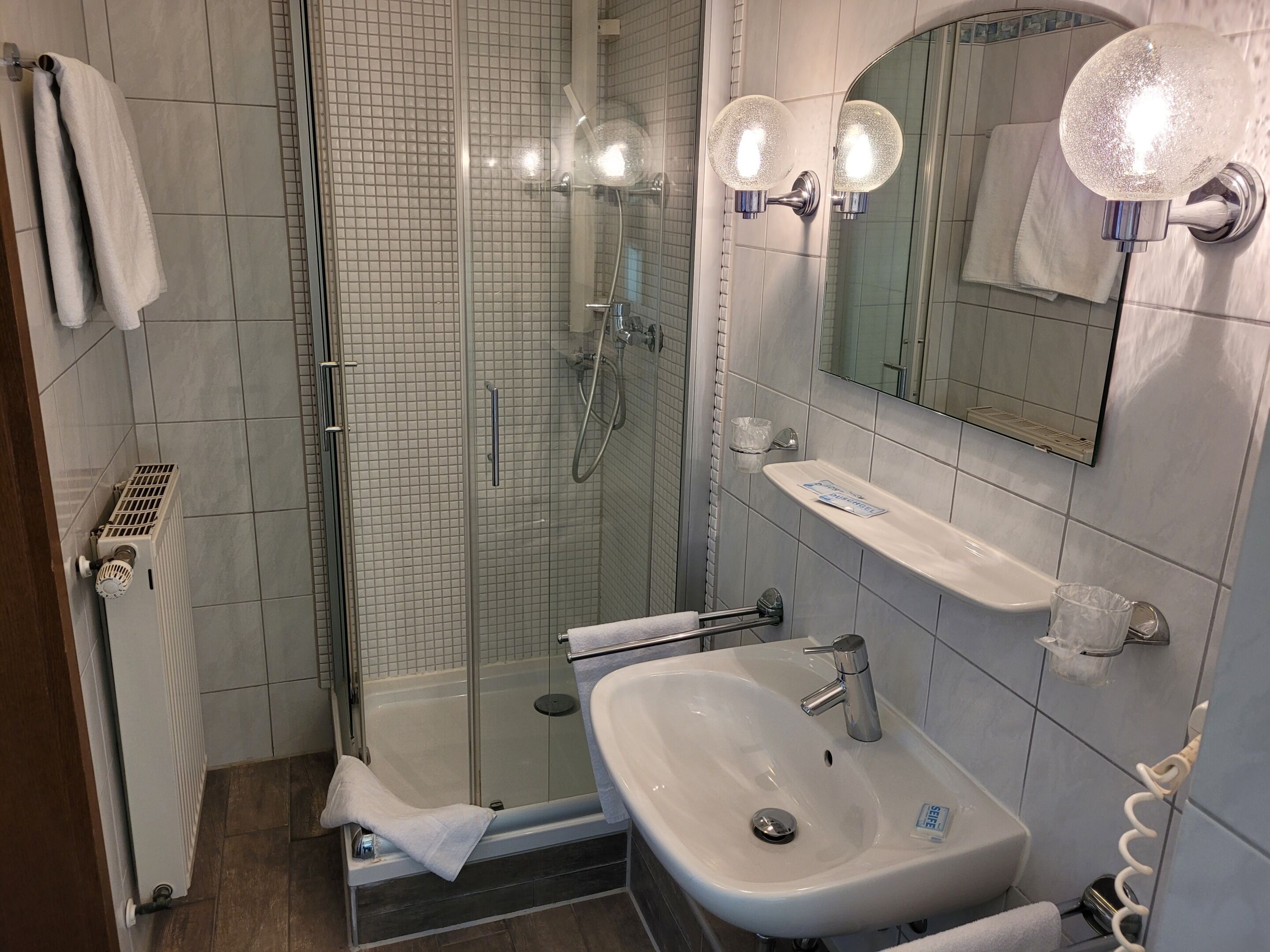 standard double room | bathroom | shower, free toiletries, hair dryer, towels