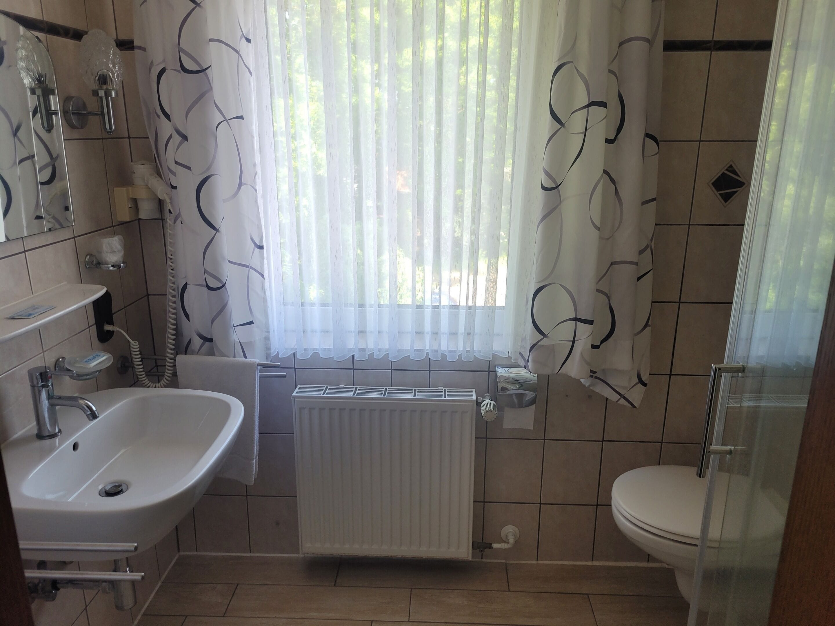 standard single room | bathroom | shower, free toiletries, hair dryer, towels