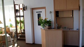 Eine Küche mit Holdekor, einer Arbeitsplatte und einem Blumentopf.