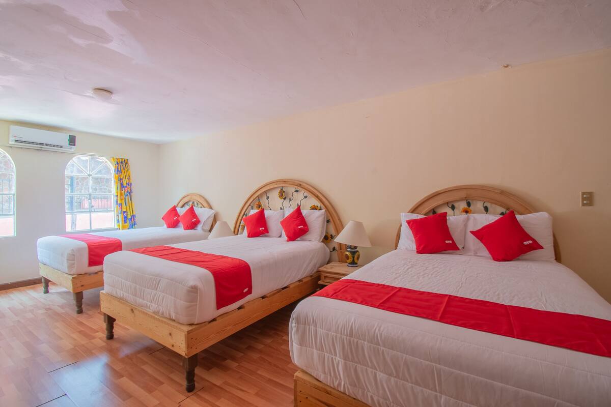 Quarto família | Escrivaninha, Wi-Fi de cortesia, roupa de cama