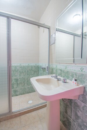 Suite Présidentielle | Salle de bain | Ensemble douche/baignoire, articles de toilette gratuits