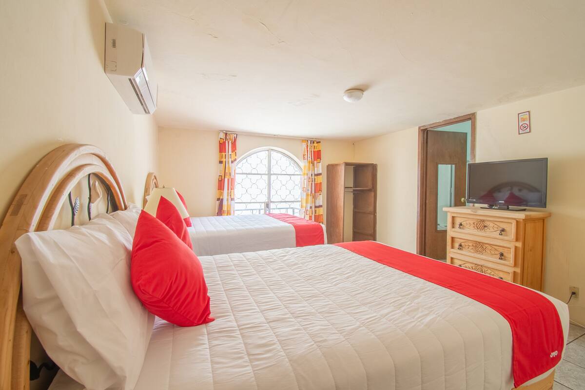 Quarto standard, 2 camas de casal | Escrivaninha, Wi-Fi de cortesia, roupa de cama