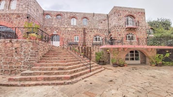 Vista frontal de la propiedad