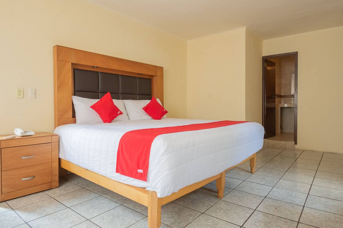 Quarto superior | Escrivaninha, Wi-Fi de cortesia, roupa de cama