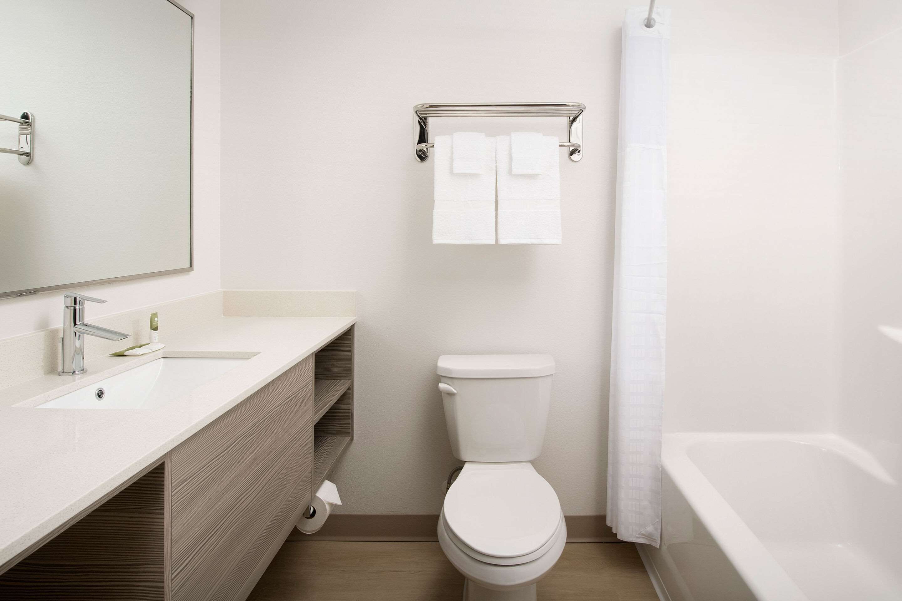 Ein modernes Badezimmer mit Waschbecken, Toilette und Badewanne.