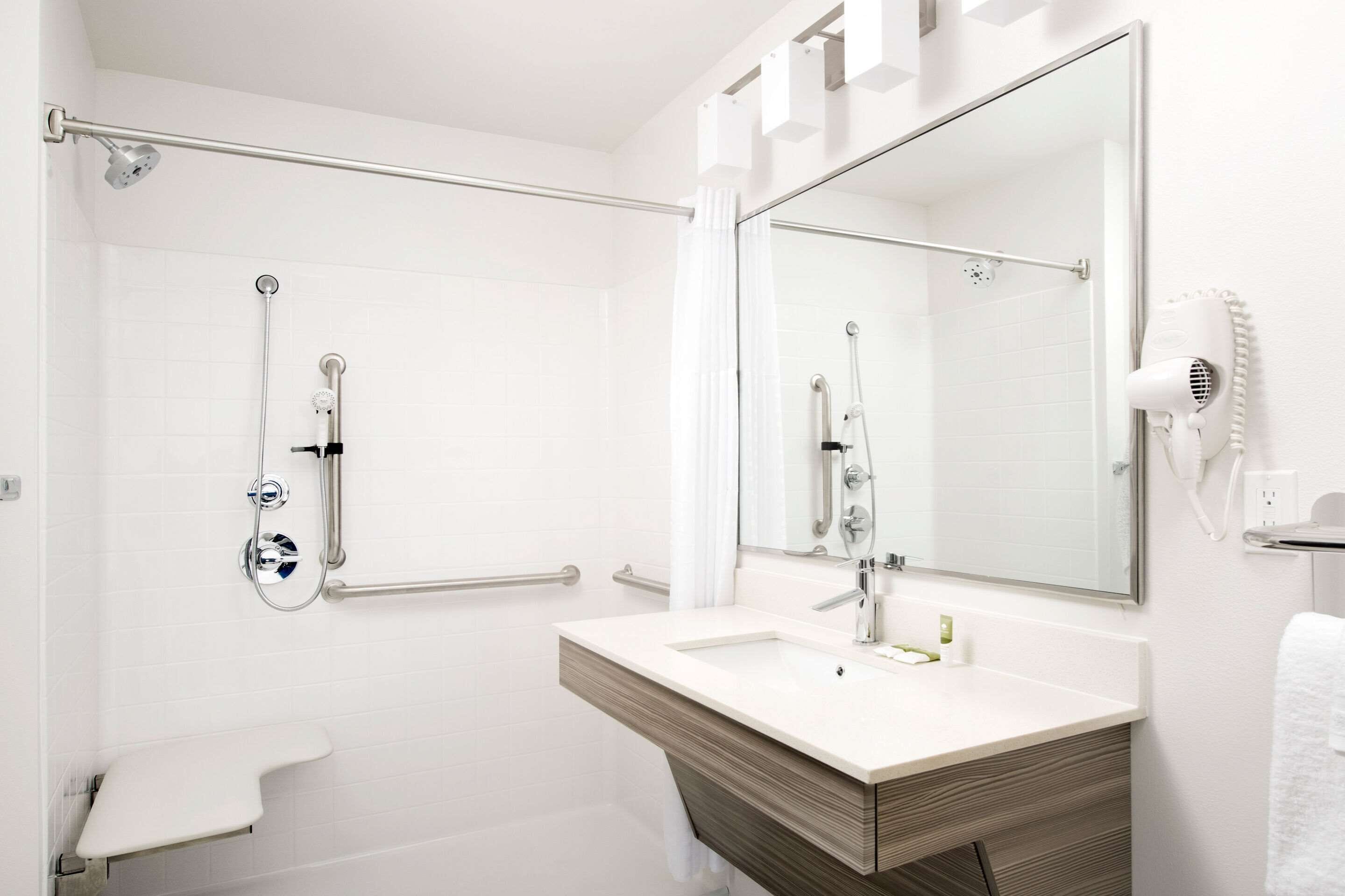Kamar, 1 Tempat Tidur Queen, akses difabel, Bebas Asap Rokok (Roll-in Shower) | Kamar mandi | Kombinasi shower/bathtub dan perlengkapan mandi gratis