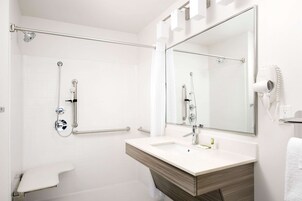 Bañera con ducha, artículos de tocador gratuitos, secador de pelo