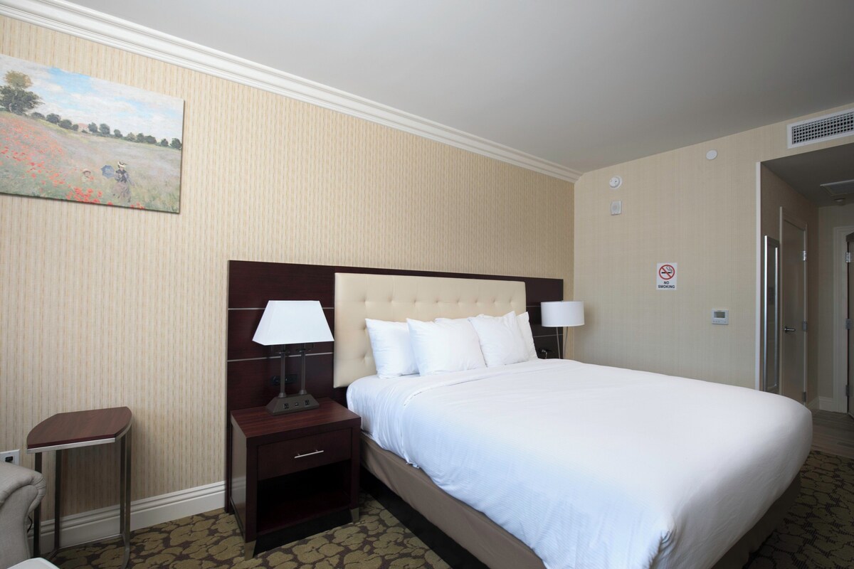 Premium bedding, in-room safe, desk, iron/ironing board