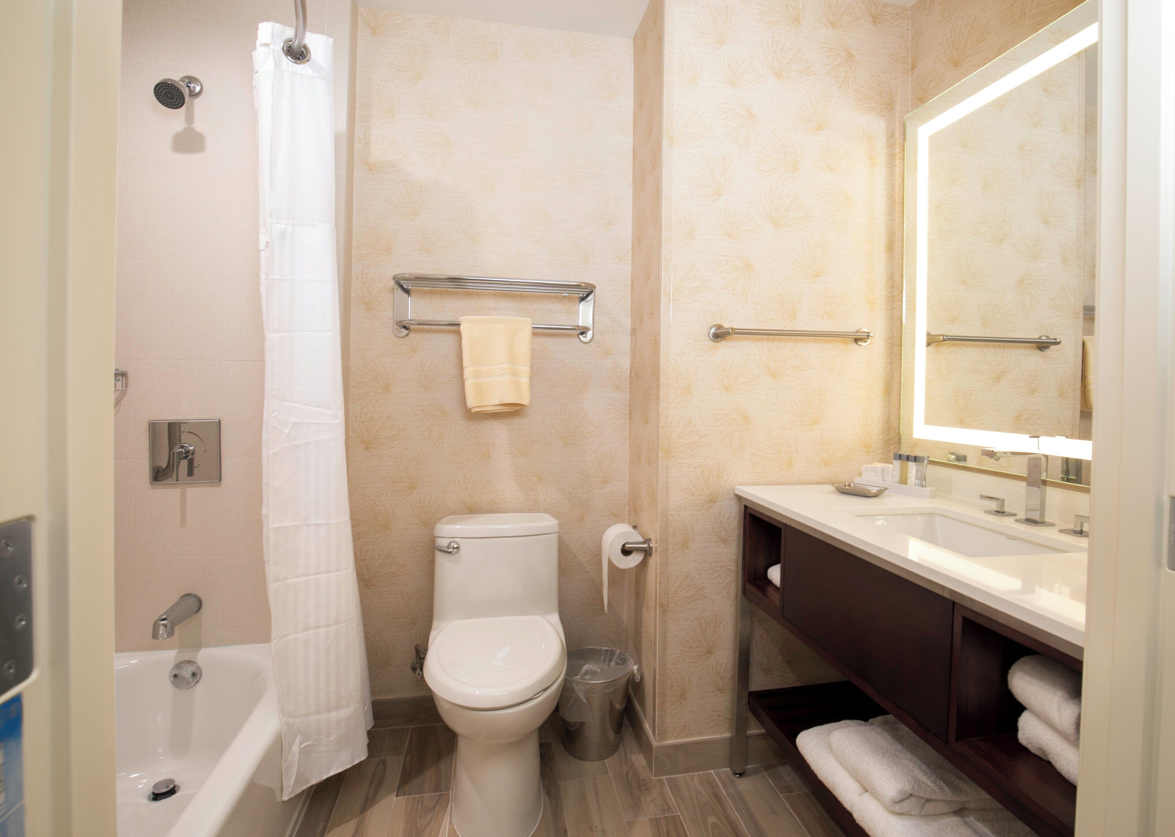 Une salle de bain avec une baignoire, des toilettes et un lavabo.