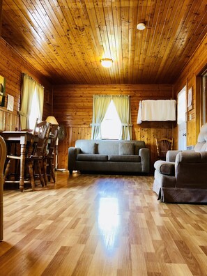 Superior Cottage, Multiple Beds, Kitchen, Courtyard View | Premium bedding, pillow-top beds, individually furnished, soundproofing - Green Gables Bungalow Court (Cavendish)