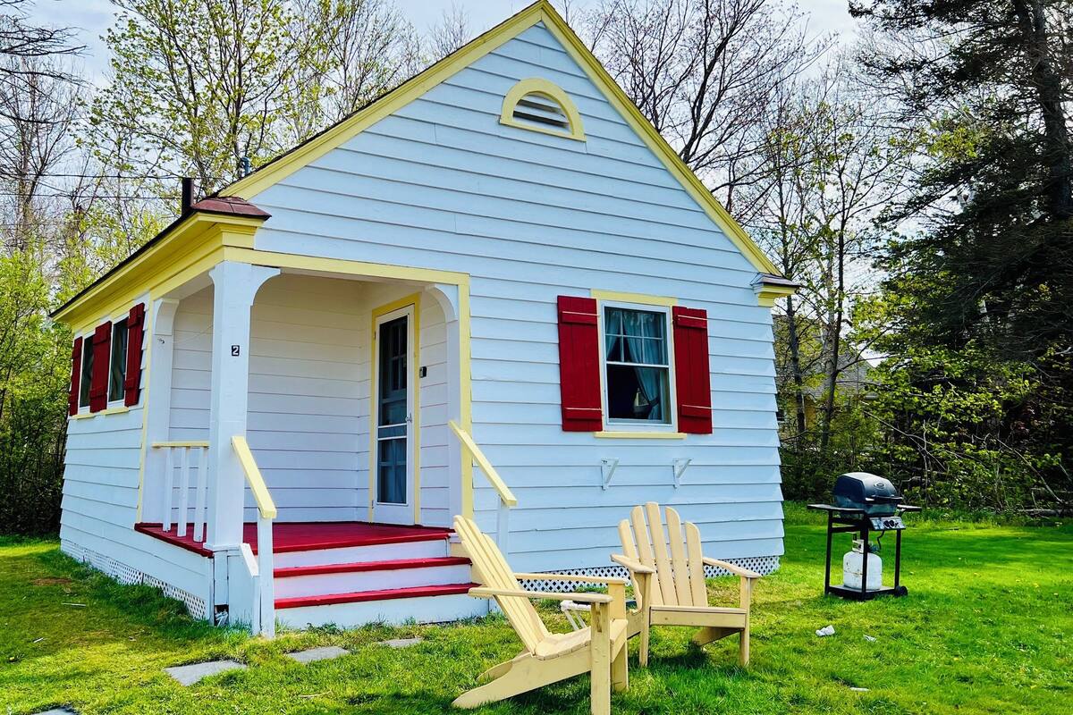 Classic Cottage, Kitchen, Courtyard View | Premium bedding, pillowtop beds, individually furnished, soundproofing