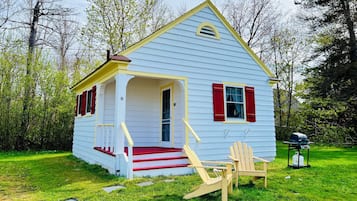 Casa de campo clássica, cozinha, vista para o pátio | Roupas de cama premium, camas com colchões pillow-top