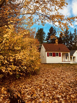 Classic Cottage, Kitchen, Courtyard View | Courtyard view - Green Gables Bungalow Court (Cavendish)