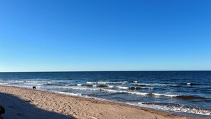 Nära stranden och vit sandstrand
