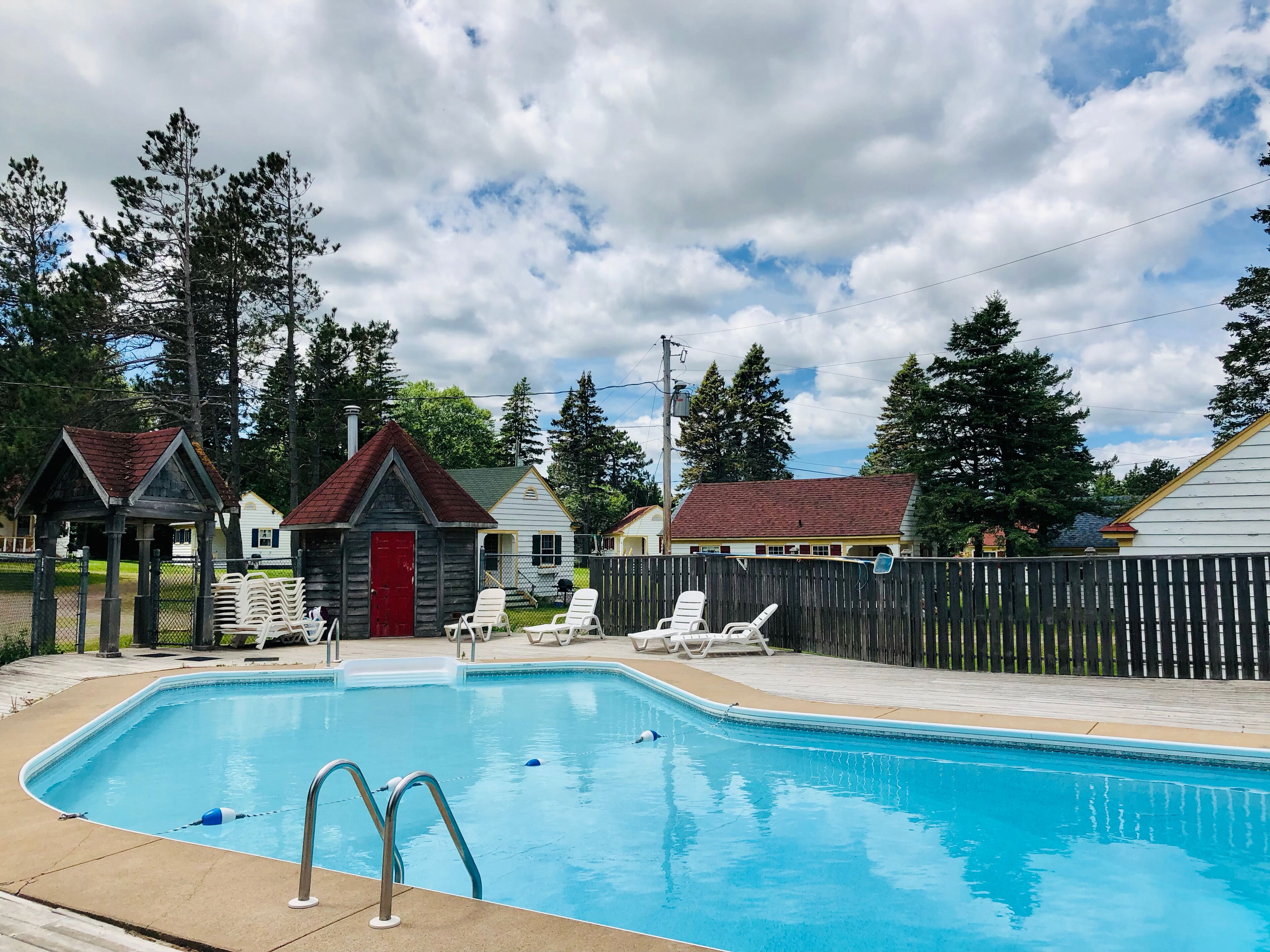 Una piscina al aire libre de temporada (de 11:00 a 20:00), tumbonas