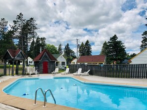 Seasonal outdoor pool, open 10:30 AM to 8:30 PM, pool loungers - Green Gables Bungalow Court (Cavendish)