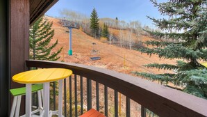 A balcony with a view of a ski lift and trees. - Osprey 303 (Avon)