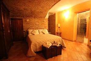 เครื่องนอนระดับพรีเมียม, มินิบาร์, โต๊ะทำงาน, Wi-Fi ฟรี