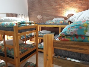 Tabla de planchar con plancha, wifi gratis y ropa de cama 