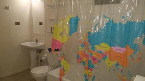 Een douche, handdoeken