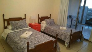 Bàn ủi/dụng cụ ủi quần áo, nôi (giường cho trẻ sơ sinh) miễn phí 