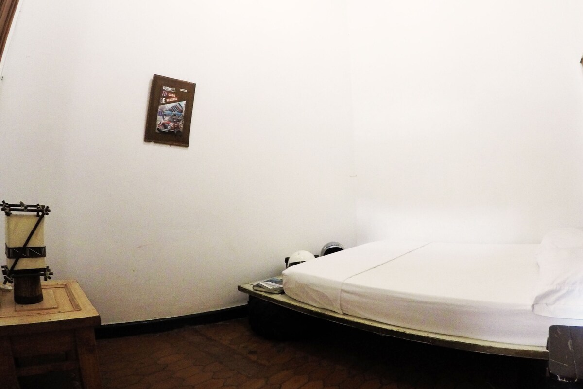 Double Room, Shared Bathroom | Iron/ironing board, free WiFi, bed sheets