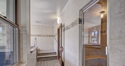 Bright Scenic Studio Walk To Ski And Apres-ski - Sleeps 4 Studio Bedroom Condo by RedAwning