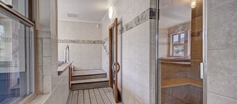 Bright Scenic Studio Walk To Ski And Apres-ski - Sleeps 4 Studio Bedroom Condo by RedAwning