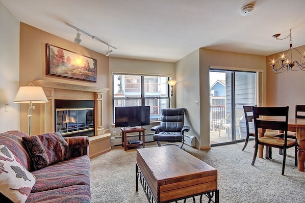 Condo, 2 quartos | Sala de estar