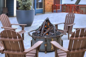 Outdoor dining - Front-row Access To Historic Breck 2br 1.5ba Sleeps 8 2 Bedroom Condo by RedAwning (Breckenridge)
