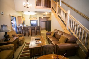 Condo, 3 Bedrooms | Living room