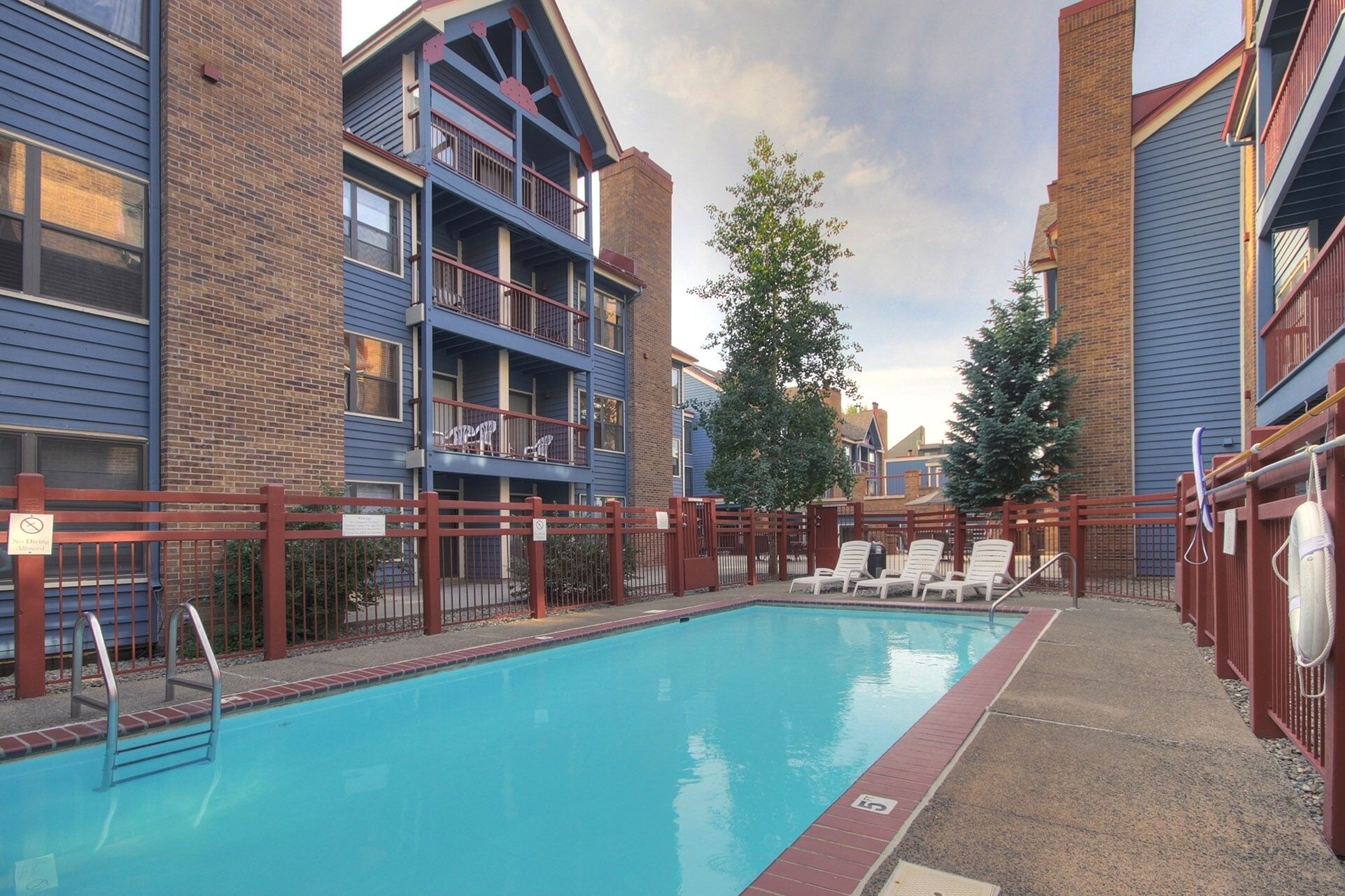 开间 | 泳池 | 室外游泳池，恒温泳池