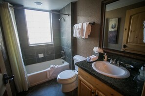 Condo, 2 Bedrooms | Bathroom | Hair dryer, towels, shampoo