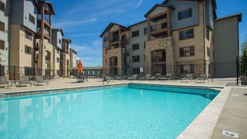 Bloc d'apartaments, 2 dormitoris | Piscina | Piscina a l'aire lliure i piscina climatitzada