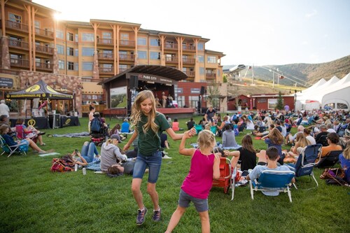 Fully Equipped in the Heart of Canyons Village by RedAwning