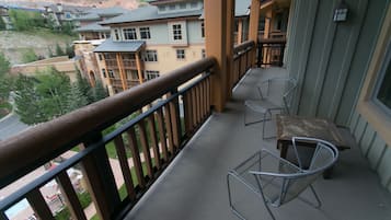 Condo, 2 Bedrooms | Property grounds