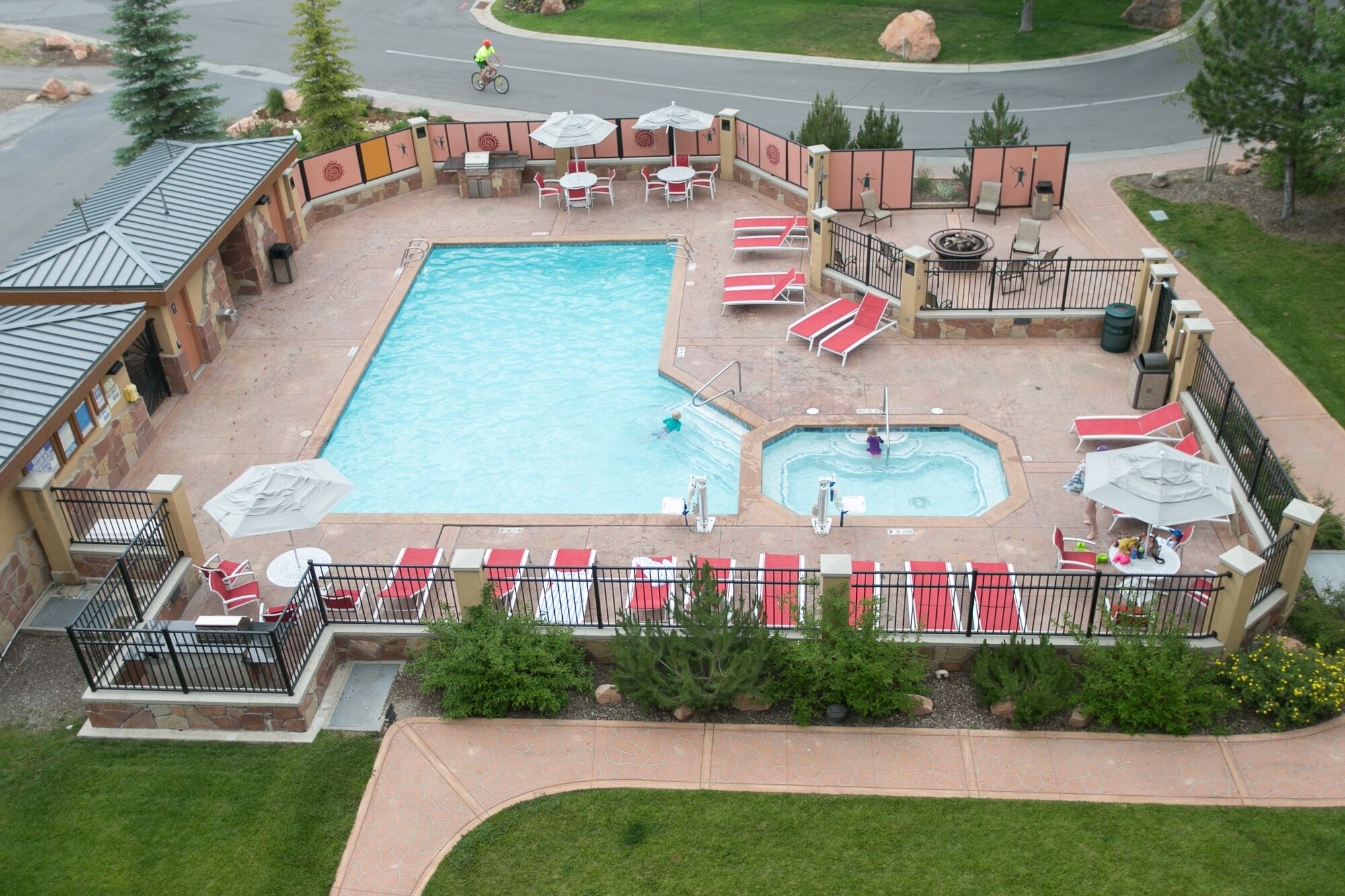 Appartement, 2 slaapkamers | Zwembad | Een buitenzwembad en een verwarmd zwembad