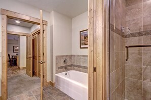 Casa de ciudad, 2 habitaciones | Baño | Tina, secadora de cabello, toallas 