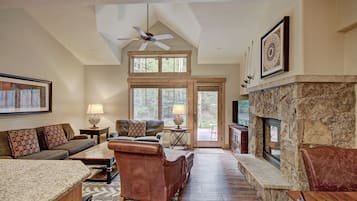 Casa de ciudad, 2 habitaciones | Área de sala de estar | Televisión de pantalla plana y chimenea